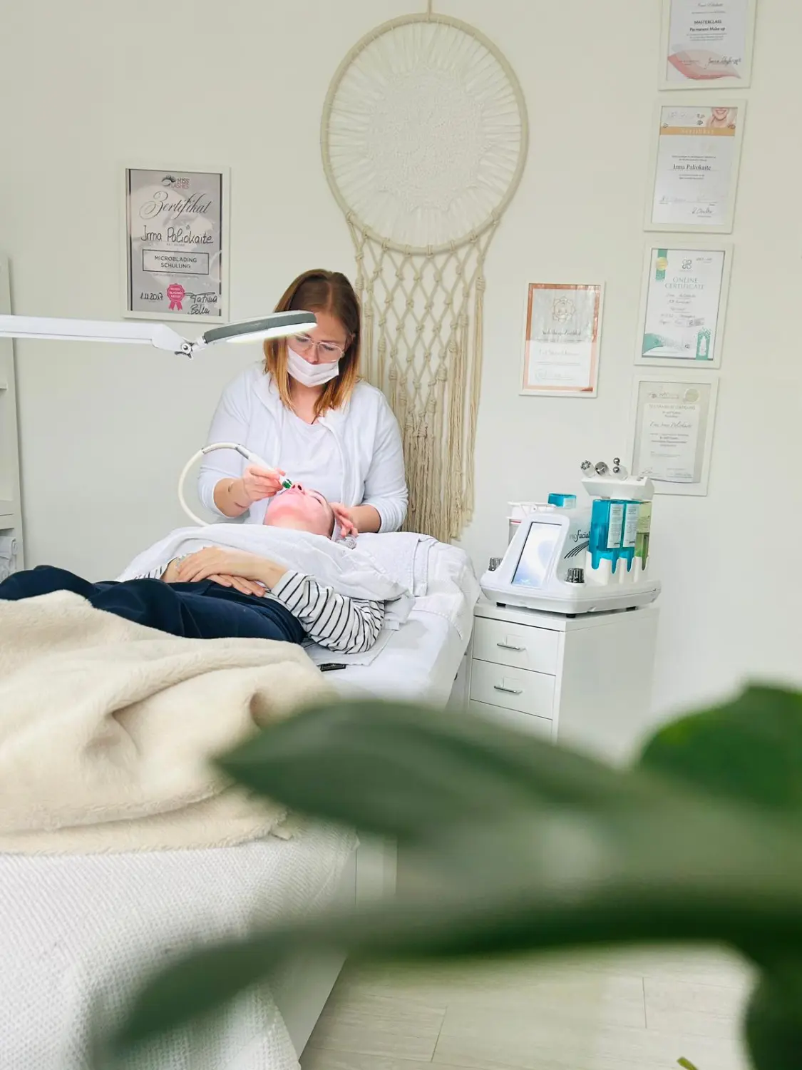 Kosmetologe Arzt Dermatologe in einer Schönheitsklinik.