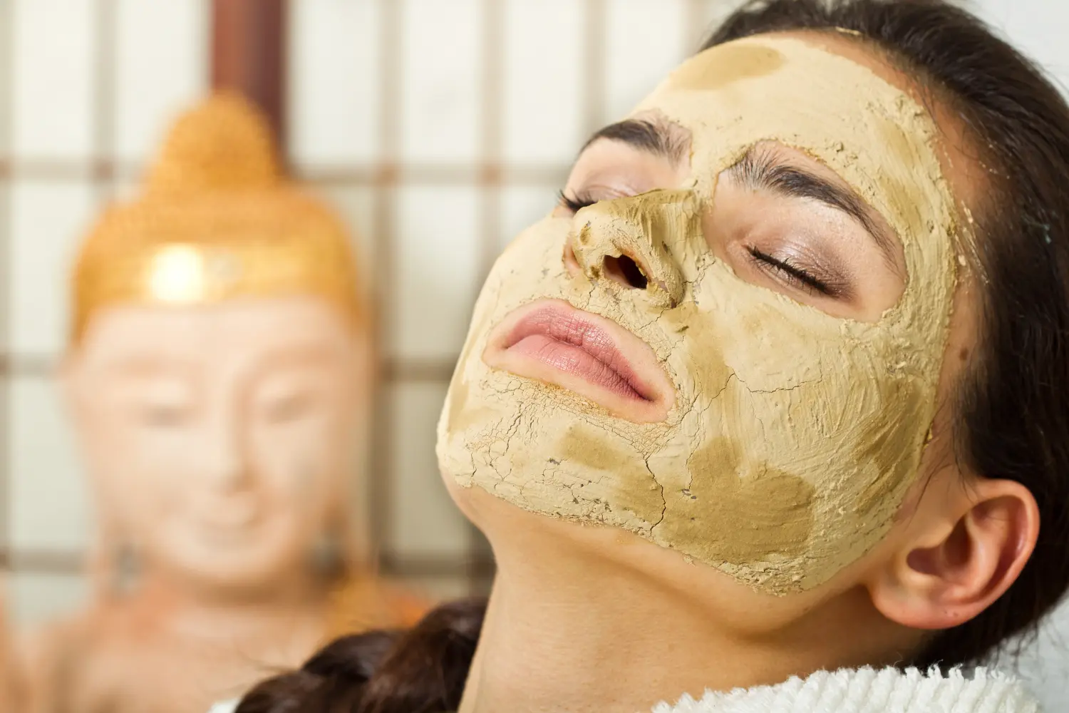 junge frau mit gesichtsmaske