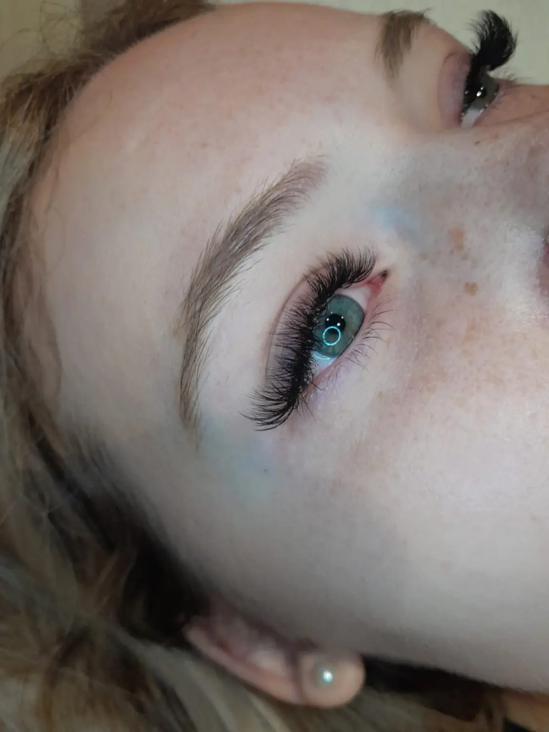Verfahren zur Wimpernverlängerung. Weibliche Augen vorher und nachher.